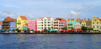 Curaçao (Rodry 1, https://commons.wikimedia.org/wiki/File:Handelskade_Willemstad.jpg)